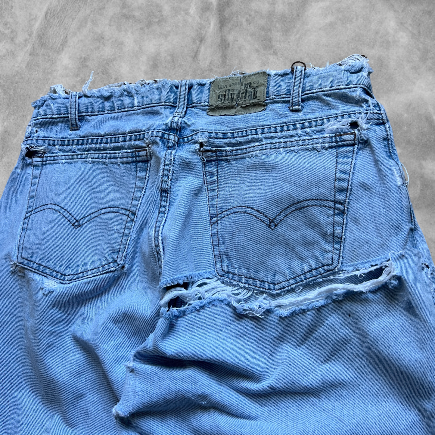 Faded Distressed Revealing Denim Levi Silver Tab Jeans 1991 (34x31)