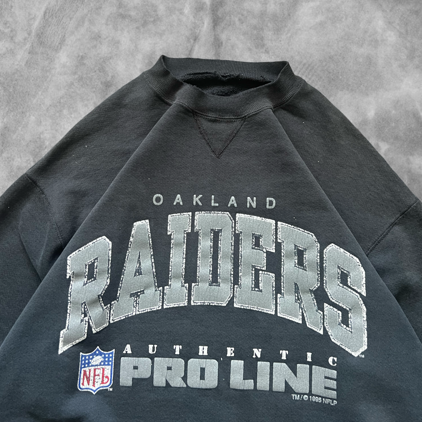 Faded Distressed Black Oakland Raiders Sweatshirt 1990s (L)