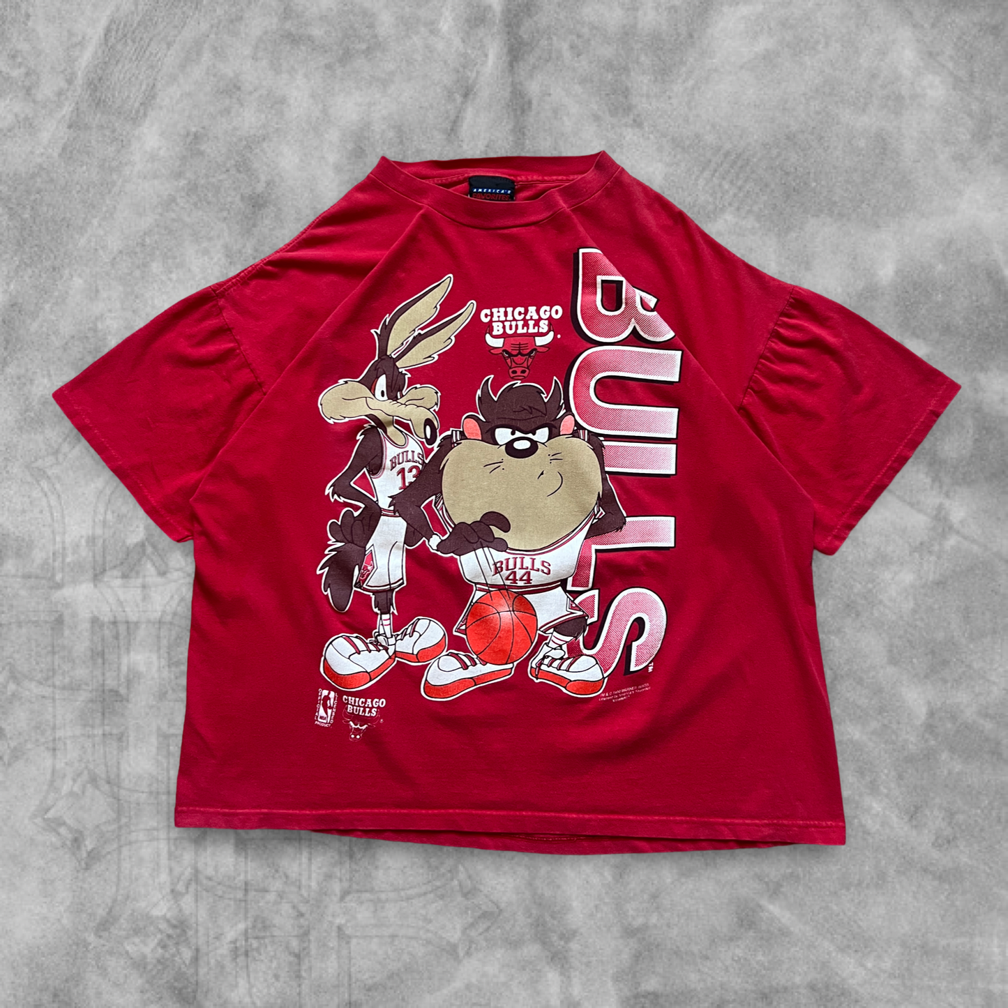 Red Chicago Bulls Looney Toons Shirt 1994 (L)
