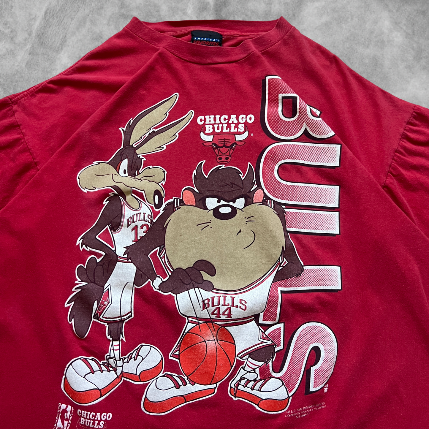 Red Chicago Bulls Looney Toons Shirt 1994 (L)