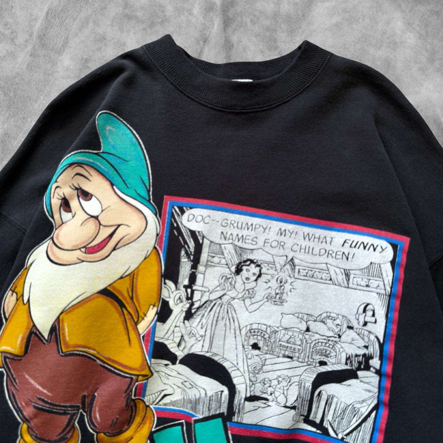 Black Bashful Snow White Sweatshirt 1990s (XL)