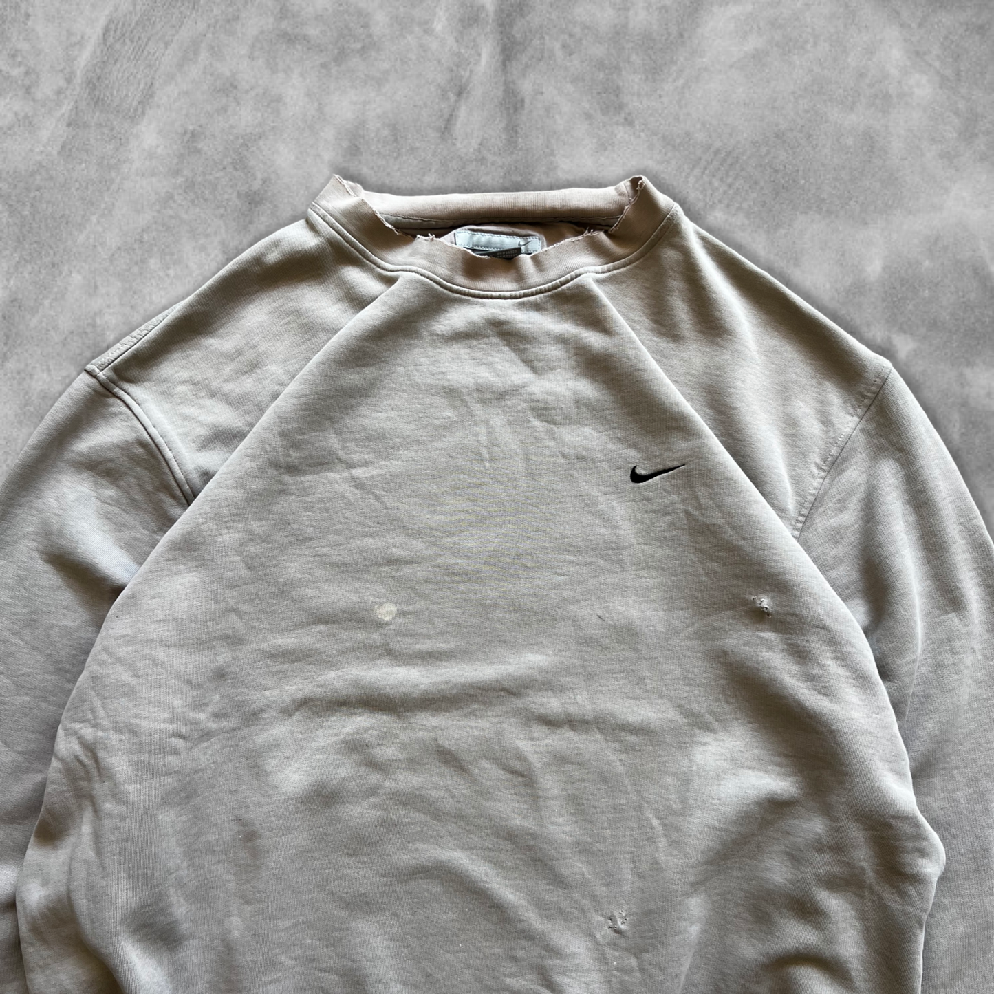 Faded Distressed Cream Nike Essential Sweatshirt 2000s (XXL)